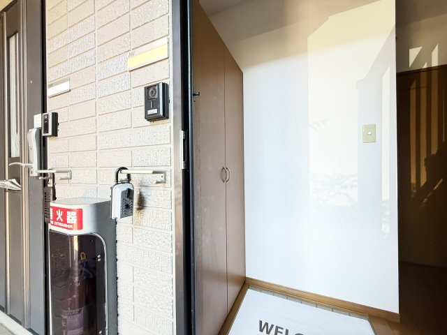 ドルフ東久万の玄関