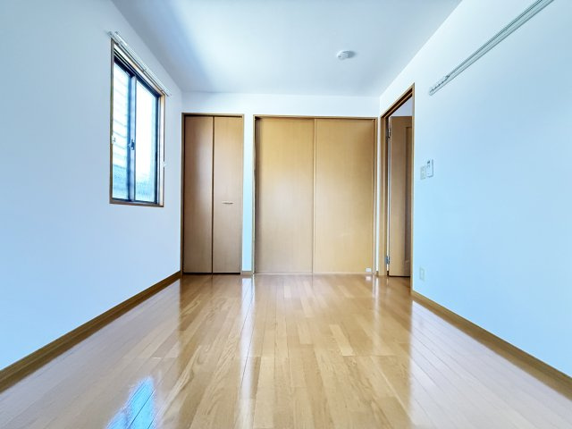 ドルフ東久万の洋室