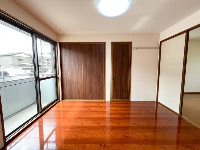 ドルフ東久万の洋室