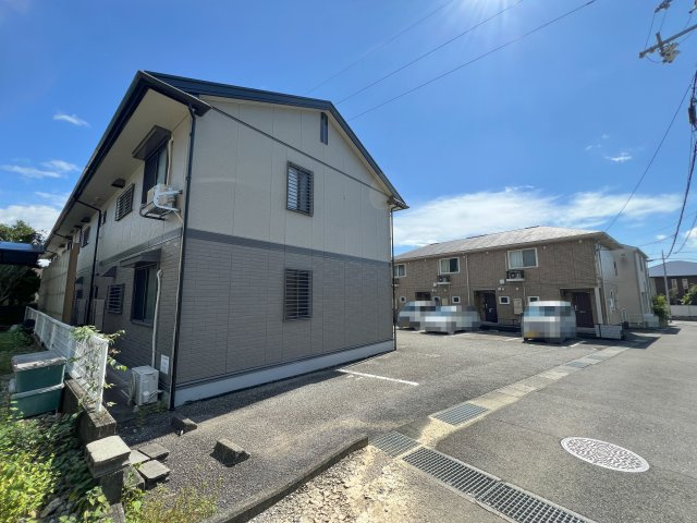 ドルフ東久万の駐車場