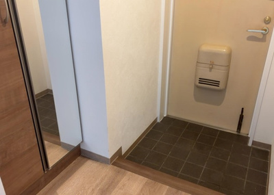 【玄関】 | レサージュ南橋本弐番館 | 玄関は家の顔でもあり、家族以外の目にも止まる場所です。玄関は外との間を仕切る扉、靴などをしまっておく収納スペース、靴脱ぎのたたきスペース、来客とのやり取りをするドアホンなど複数のアイテムからなります。