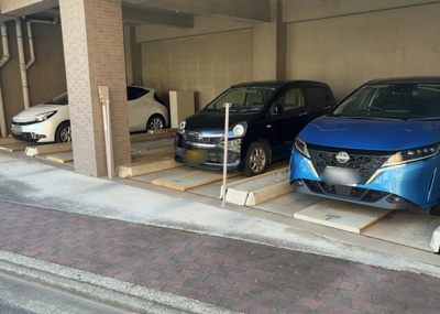 【駐車場】 | レサージュ南橋本弐番館 | 車一台あたりに必要なスペースは、標準サイズの普通自動車で横幅2m50cm、長さ5mは必要になります。ただし、乗降のことも考慮して横幅3m30cm、長さ5m50cmほどは確保できるところを選びましょう。