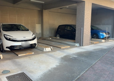 【駐車場】 | レサージュ南橋本弐番館 | 駐車場と明記されていても、最小スペースでつくられた駐車場だと大型車は駐車できなかったり、出入りしにくくなったりする可能性があります。お車のサイズと購入したい物件の駐車場のサイズを現地で確認しましょう。