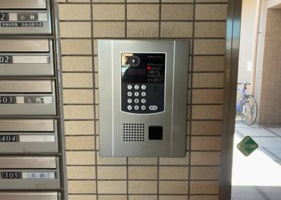 【受付】 | レサージュ南橋本弐番館 | 受付はマンションコンシェルジュがいる場合もあれば、管理人が滞在する小部屋を総称して呼ぶことがあります。主にエントランスに設置されていることから、防犯面でも期待ができます。防犯設備がない場合はより安心！