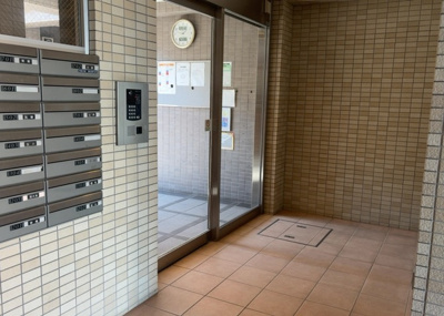 【ロビー】 | レサージュ南橋本弐番館 | ラウンジは、マンションの共用スペースに椅子やテーブルなどを配置した利用者が寛げる空間です。屋内型ラウンジと屋外型ラウンジがあります。共用部分の管理状況と合わせて、詳細については現地でご確認ください。