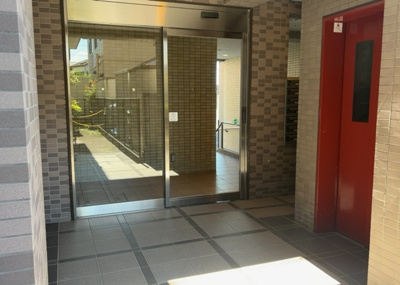 【ロビー】 | レサージュ南橋本弐番館 | ロビーというと、エントランスと何がちがうの？と思いますよね。実はロビーとエントランスには明確な決まりはありません。物件によっては、エントランスを入って広がるある程度の広さのある空間がロビーとなります。