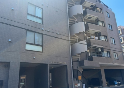 【構造・工法・仕様】 | レサージュ南橋本弐番館 | ＲＣ造、Reinforced Concreteは直訳すると補強されたコンクリートです。主に柱や梁・床・壁が鉄筋とコンクリートで構成おり、鉄筋を組んだ型枠にコンクリートを流し込んで固めたものを指します。
