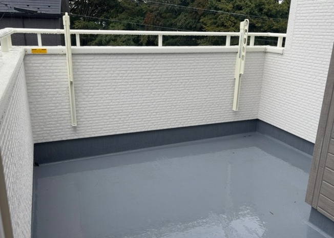 【前面道路含む現地写真】 | 道幅が狭い場所は比較的土地の値段が低いことが多く、また交通量が少ないため騒音が少なく静かな環境で過ごせます。また、小さいお子様がいるご家庭も安心です。一方で車の駐車が難しいというデメリットもあります。