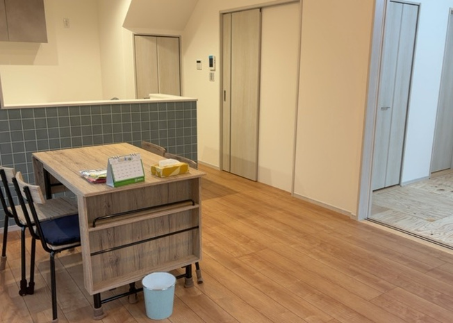 【内装】 | 内装はとにかくおしゃれなものがいい！と選ぶ前に、まず住んだ後のことを想像してみましょう。住んでみたらコンセントの位置が悪くて使いにくいなど出てきます。事前にどの家電をどこに置くか想定しておきましょう。