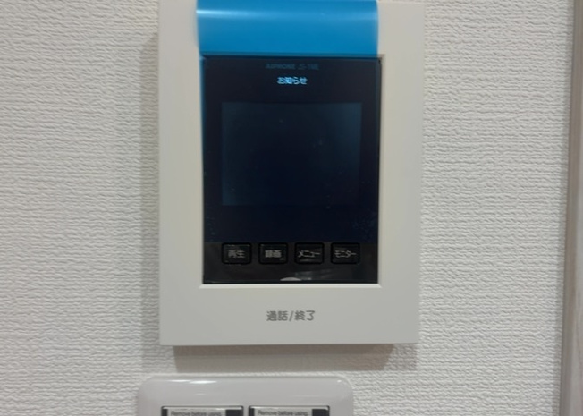 【冷暖房・空調設備】 | 基礎パッキング工法とは、床下の換気確保のため基礎と土台の間に緩衝材を挟み込む工法です。土台の下に数十センチの間隔で設置されるため、全体的な隙間が生まれます。床下換気口に比べて高い通気性が確保されます。