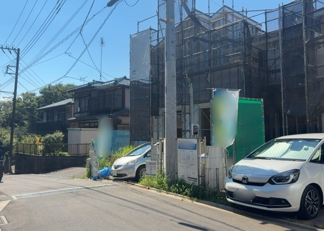 【前面道路含む現地写真】 | 住宅用の土地では前面道路に2m以上接していなければならないと法律で定められています。しかし、お持ちの車のサイズやライフスタイルなどにより、2mでは利便が悪い場合もございますので、事前に確認しましょう。