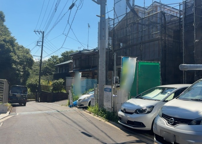 【前面道路含む現地写真】 | お持ちの車種によっては前面道路が広い方が便利でしょう。しかし、前面道路が広ければその分交通量が多くなるため、騒音などが気になる場合があります。実際に現地を見学し、周辺交通量や騒音などを確認しましょう！