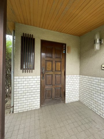 中古戸建・中古住宅　熊谷市柿沼　大幡小学校・大幡中学校の玄関|インターホン付き玄関！玄関灯もついています！