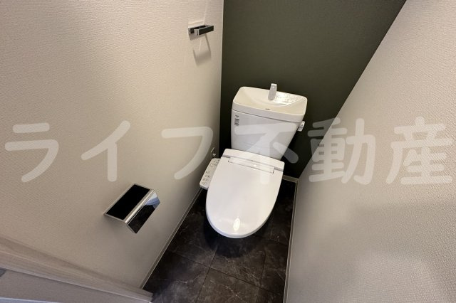 アドバンス大阪シックのトイレ|落ち着いた色調のトイレです