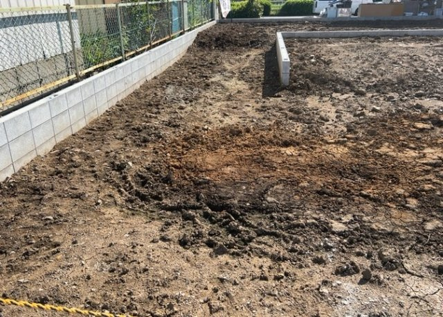 【バルコニー】 | バルコニーは、室外の専用スペースのうち、「屋根がなく開放された空間」であるものを指します。ベランダより広いタイプのものが多く、日当たりもよいため家庭菜園などを楽しみたい人にとって適した環境となります。