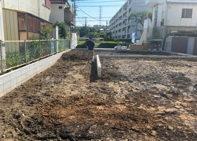【冷暖房・空調設備】 | 基礎パッキング工法とは、床下の換気確保のため基礎と土台の間に緩衝材を挟み込む工法です。土台の下に数十センチの間隔で設置されるため、全体的な隙間が生まれます。床下換気口に比べて高い通気性が確保されます。