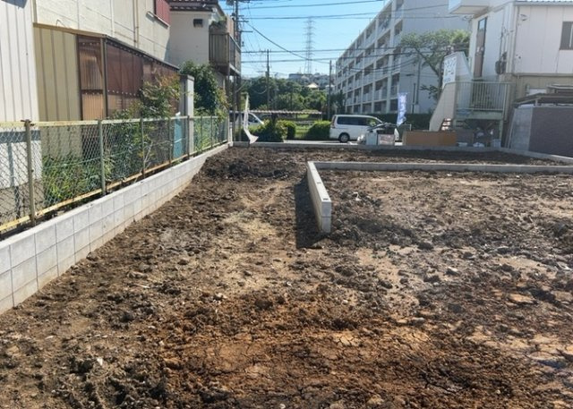【外観】 | 現地に行くなら、物件の周囲の地形がどうなっているかを見ることも大切です。周辺より低くなっている土地では、大雨などで水が集まりやすいため、地盤が弱くなっているということも考えられるため、注意が必要です。