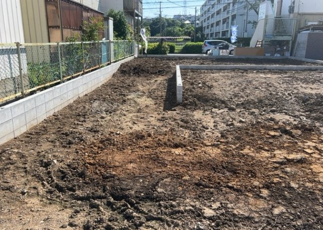 【外観】 | 現在は更地となっています。現地をご見学に行く際は、道路の幅や周辺の交通量、施設などをご確認頂くことをおすすめします！ある程度イメージをつけたいという場合は、同売主の施工事例や完成パースもお見せします。