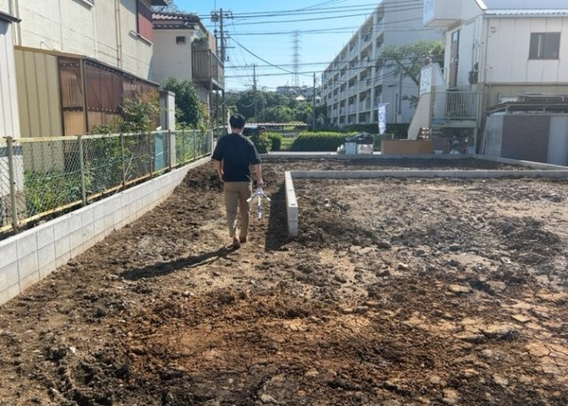 【駐車場】 | 車一台あたりに必要なスペースは、標準サイズの普通自動車で横幅2m50cm、長さ5mは必要になります。ただし、乗降のことも考慮して横幅3m30cm、長さ5m50cmほどは確保できるところを選びましょう。