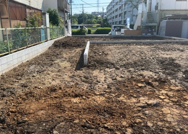 【庭】 | 庭のある家に住むことのメリットとして、子どもたちの遊び場を確保できること、ガーデニングや家庭菜園を楽しめること、明るさを確保できることがあります。また、配置を工夫することでプライバシーが確保できます。