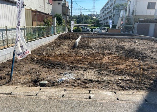 【前面道路含む現地写真】 | 住宅用の土地では前面道路に2m以上接していなければならないと法律で定められています。しかし、お持ちの車のサイズやライフスタイルなどにより、2mでは利便が悪い場合もございますので、事前に確認しましょう。