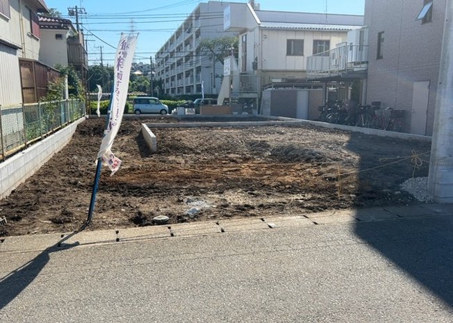 【前面道路含む現地写真】 | お持ちの車種によっては前面道路が広い方が便利でしょう。しかし、前面道路が広ければその分交通量が多くなるため、騒音などが気になる場合があります。実際に現地を見学し、周辺交通量や騒音などを確認しましょう！