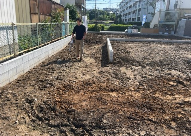 【玄関】 | 玄関は家の顔でもあり、家族以外の目にも止まる場所です。玄関は外との間を仕切る扉、靴などをしまっておく収納スペース、靴脱ぎのたたきスペース、来客とのやり取りをするドアホンなど複数のアイテムからなります。