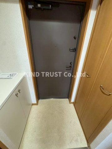 ONE ROOF FLAT FUKUSHIMA(ワンルーフフラットフクシマ)の玄関|収納もある玄関です