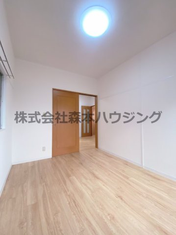 【洋室】 | 　橋爪ビル | リビングスペース代わりに使えそうな洋室です