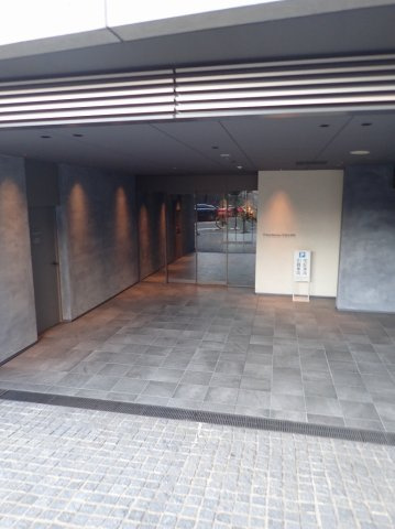 プライムメゾン市谷山伏町のエントランス