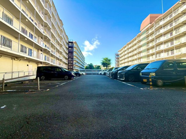 日商岩井鶴見マンションの駐車場|荷物の積み下ろしもスムーズに行える敷地内駐車場。