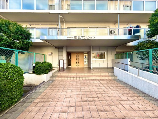 日商岩井鶴見マンションのエントランス|手入れの行き届いたエントランスが住まいの印象を高めます。