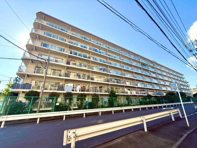 日商岩井鶴見マンションの外観|マンションのすぐ目の前には鶴見川があり、川沿いが舗装されているので、周辺に住む人々が散歩など楽しむ光景がよく見られます。また近くにはスーパー、郵便局など揃った商店街もあるので生活しやすい環境です。