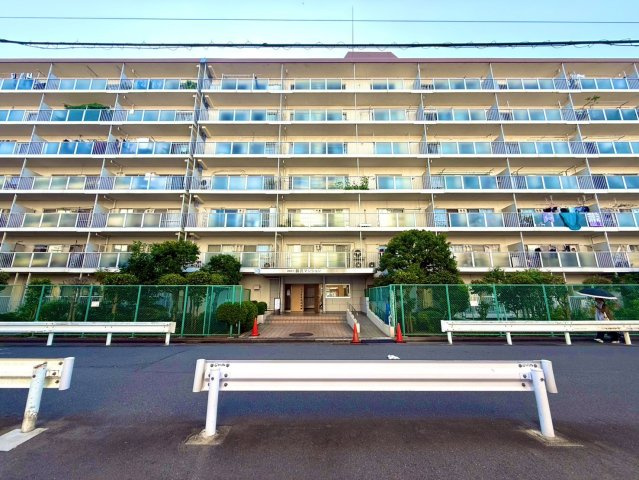 日商岩井鶴見マンションの外観|街並みに調和しながらも存在感を放つ佇まい。