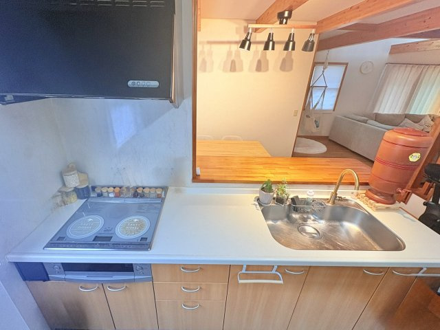 売中古戸建　中央区雄踏町宇布見のキッチン|キッチンからリビングを見渡せる対面キッチンです。