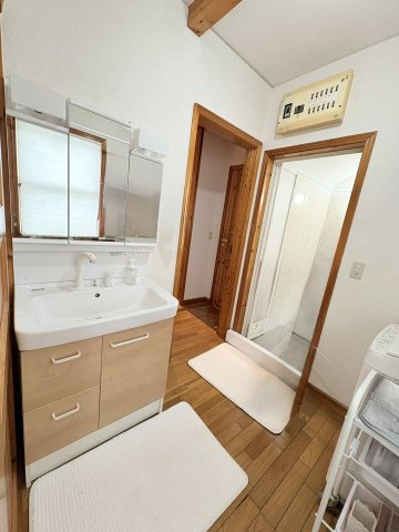 売中古戸建　中央区雄踏町宇布見の脱衣所|キッチンの隣から脱衣所スペースへ入れるため回遊に優れてます。