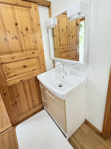売中古戸建　中央区雄踏町宇布見の独立洗面台|キレイな3面鏡付きの洗面台です。こちらもきれいです。