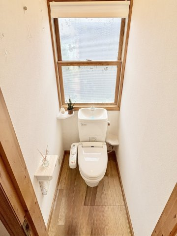 売中古戸建　中央区雄踏町宇布見のトイレ|1階トイレ。窓が大きくて、明るく換気もしやすいトイレです。