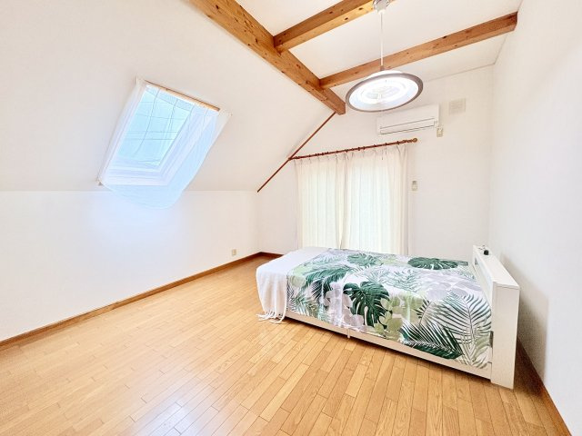 売中古戸建　中央区雄踏町宇布見の洋室|9帖の南側の洋室。勾配天井を活かした天窓があり、明るく開放感のある空間です。