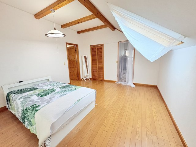売中古戸建　中央区雄踏町宇布見の洋室|隣にはウォークインクローゼットあり。収納スペースが2か所あります。