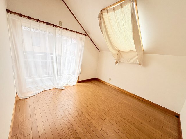 売中古戸建　中央区雄踏町宇布見の洋室|2階南側の4.5帖の洋室。こちらも天窓付きで明るい室内です。