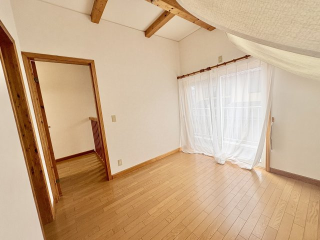 売中古戸建　中央区雄踏町宇布見の洋室|窓も広く風通しが良いのがこの物件のおすすめポイントです。