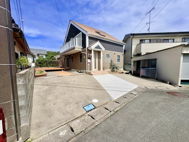 売中古戸建　中央区雄踏町宇布見の外観|駐車スペースは並列3台分。合計4台分はスペース確保できます。
