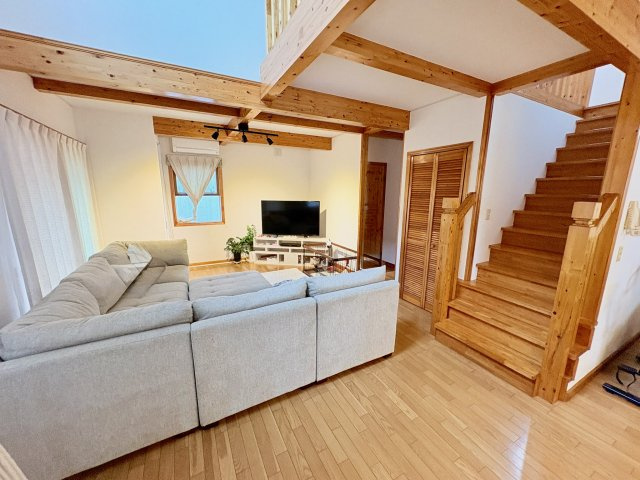 売中古戸建　中央区雄踏町宇布見の居間・リビング|LDKは約20帖。木のぬくもりが感じられ、清潔感もある素敵な空間です。