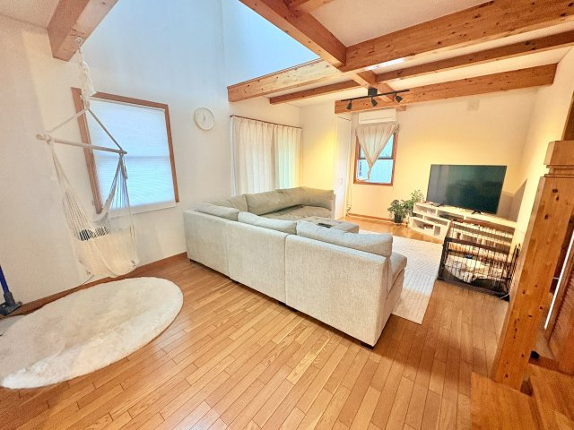 売中古戸建　中央区雄踏町宇布見の居間・リビング|リビングには吹抜けがあり、室内の風通しの循環が良く快適です。