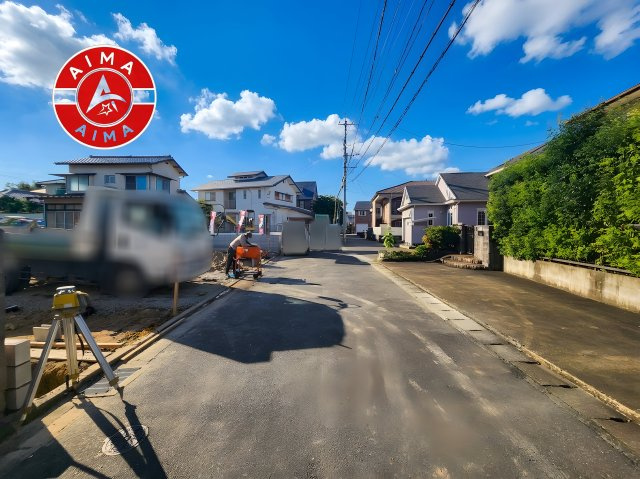 福岡市城南区友丘1丁目第2-2棟（2号棟）　の前面道路含む現地写真|前面道路は閑静な住宅地をはしる車通りの少ない道路。お車の出し入れが苦手なママや小さなお子様にも安心ですね。しっかり舗装もされているので、ベビーカーや自転車で通っても快適に通行できます。