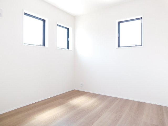 名古屋市港区東茶屋１丁目の新築一戸建の洋室|◇洋室◇　　明るい洋室５．４帖　全居室収納完備！