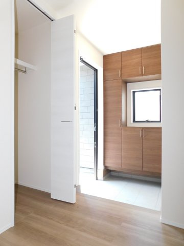 名古屋市港区東茶屋１丁目の新築一戸建の玄関|◇玄関収納◇　　家族の履物がスッキリ片付く大容量収納♪　玄関にはシューズインクローク完備！　