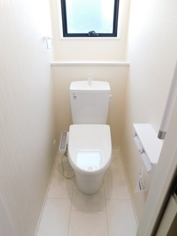 名古屋市港区東茶屋１丁目の新築一戸建のトイレ|◇トイレ◇　　１・２階シャワートイレ　節水タイプ　収納完備
