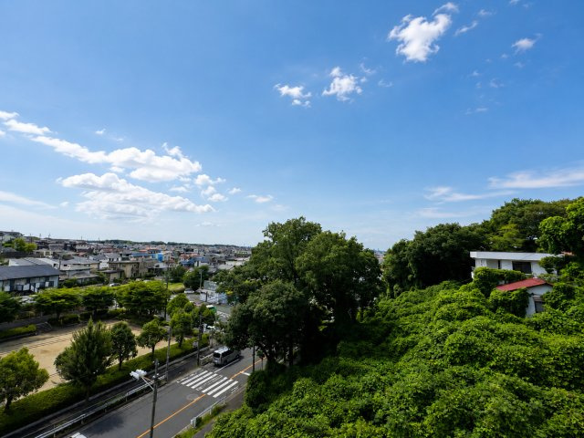 ロイヤルクレスト天白土原の展望|6階部分南西角部屋のため日当たり眺望良好です！また、周辺には、緑が多く室内からはリラックスできる景色が望めます！